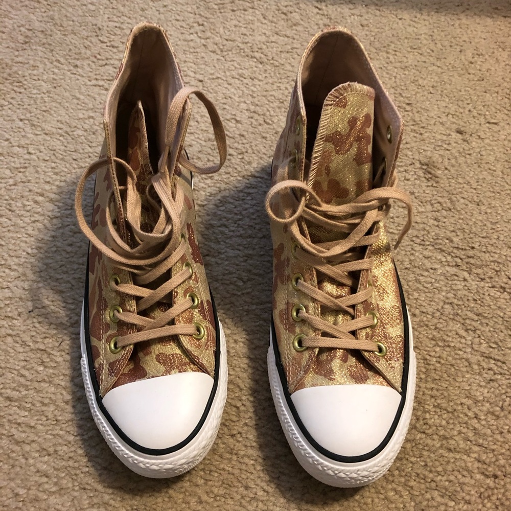 Converse high top sneaker in animal print size 9
